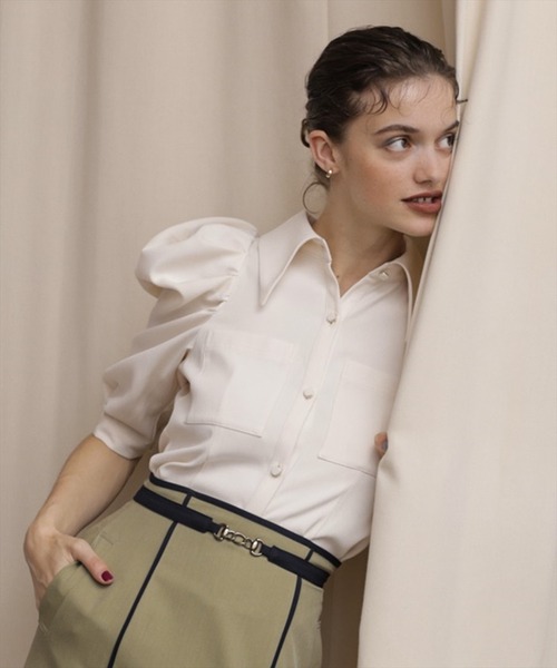 REDYAZEL(レディアゼル)の「パワーショルダー襟付きブラウス(シャツ/ブラウス・レディース・ライトグレー/ベージュ/オフホワイト・SMALL/MEDIUM)」の4枚目の写真