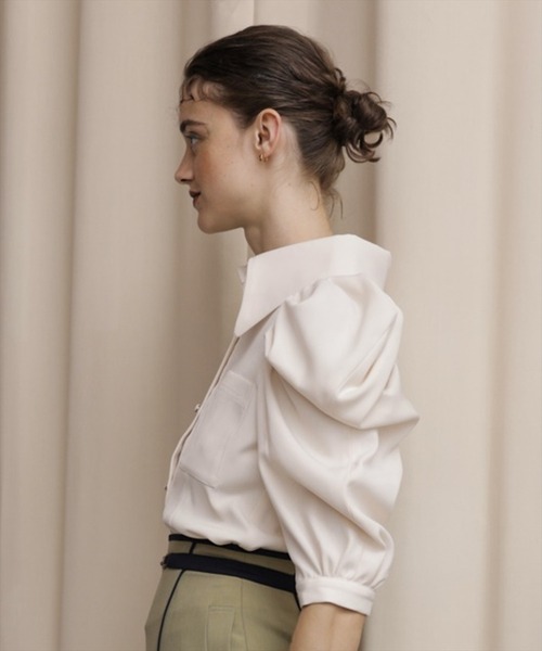 REDYAZEL(レディアゼル)の「パワーショルダー襟付きブラウス(シャツ/ブラウス・レディース・ライトグレー/ベージュ/オフホワイト・SMALL/MEDIUM)」の5枚目の写真