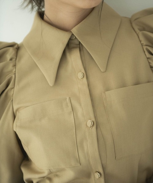 REDYAZEL(レディアゼル)の「パワーショルダー襟付きブラウス(シャツ/ブラウス・レディース・ライトグレー/ベージュ/オフホワイト・SMALL/MEDIUM)」の8枚目の写真