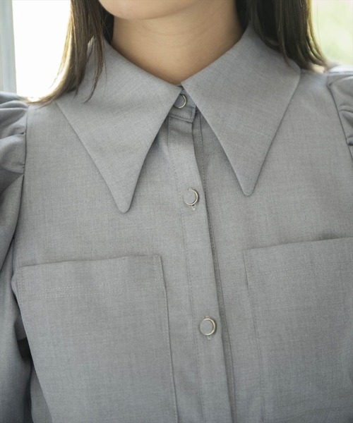 REDYAZEL(レディアゼル)の「パワーショルダー襟付きブラウス(シャツ/ブラウス・レディース・ライトグレー/ベージュ/オフホワイト・SMALL/MEDIUM)」の13枚目の写真