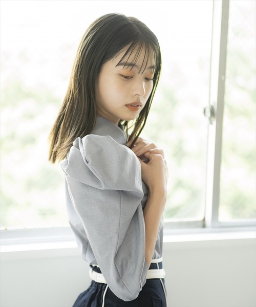 REDYAZEL(レディアゼル)の「パワーショルダー襟付きブラウス(シャツ/ブラウス・レディース・ライトグレー/ベージュ/オフホワイト・SMALL/MEDIUM)」の15枚目の写真