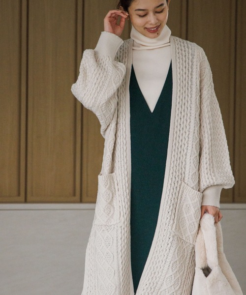 SHOO・LA・RUE（シューラルー）の「◆【洗える】おうち時間も暖かく◎ ケーブル柄ロングカーディガン（カーディガン/ボレロ・レディース・ブラック/ナチュラル/サンドベージュ/ダークオレンジ/ダークグリーン/グレー系その他・00）」の5枚目の写真