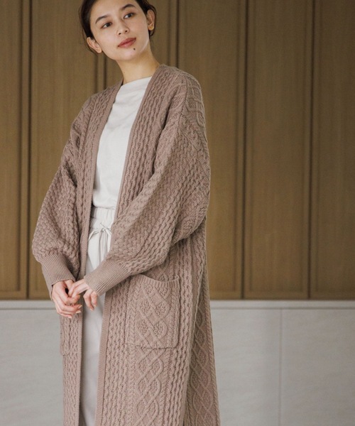 SHOO・LA・RUE（シューラルー）の「◆【洗える】おうち時間も暖かく◎ ケーブル柄ロングカーディガン（カーディガン/ボレロ・レディース・ブラック/ナチュラル/サンドベージュ/ダークオレンジ/ダークグリーン/グレー系その他・00）」の4枚目の写真