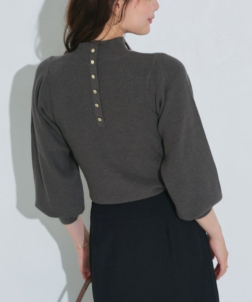 Pierrot（ピエロ）の「ゴールドボタンパフスリーブニット（ニット/セーター・レディース・アイボリー/ブルーグリーン/杢グレー/ベージュ/ネイビー/チャコール/ブルー/ブルー系その他/ブラウン/ロイヤルブルー・M/L/LL）」の4枚目の写真