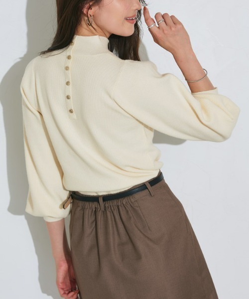 Pierrot（ピエロ）の「ゴールドボタンパフスリーブニット（ニット/セーター・レディース・アイボリー/ブルーグリーン/杢グレー/ベージュ/ネイビー/チャコール/ブルー/ブルー系その他/ブラウン/ロイヤルブルー・M/L/LL）」の2枚目の写真