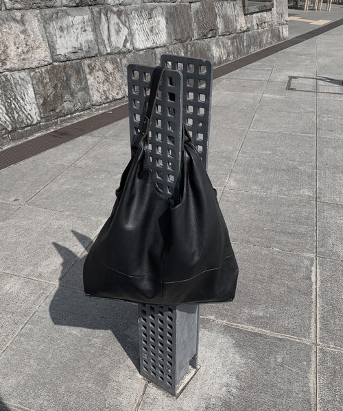 LVEU.（ラブユ.）の「【LVEU.】2wayトートバッグ / バッグ 鞄 BAG トート 2way ワンショルダー A4 合皮  合皮 ブラック（トートバッグ・レディース・ブラック・FREE）」の2枚目の写真