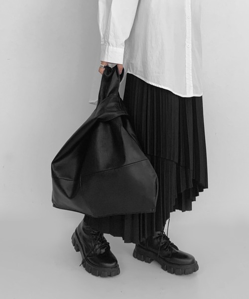 LVEU.（ラブユ.）の「【LVEU.】2wayトートバッグ / バッグ 鞄 BAG トート 2way ワンショルダー A4 合皮  合皮 ブラック（トートバッグ・レディース・ブラック・FREE）」の7枚目の写真