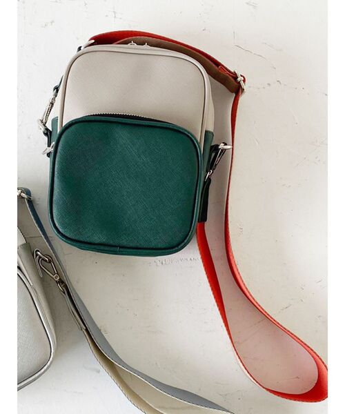 MURUA（ムルーア）の「バイカラースクエアミニバッグ（ショルダーバッグ・レディース・グリーン/ブラック・FREE）」の6枚目の写真