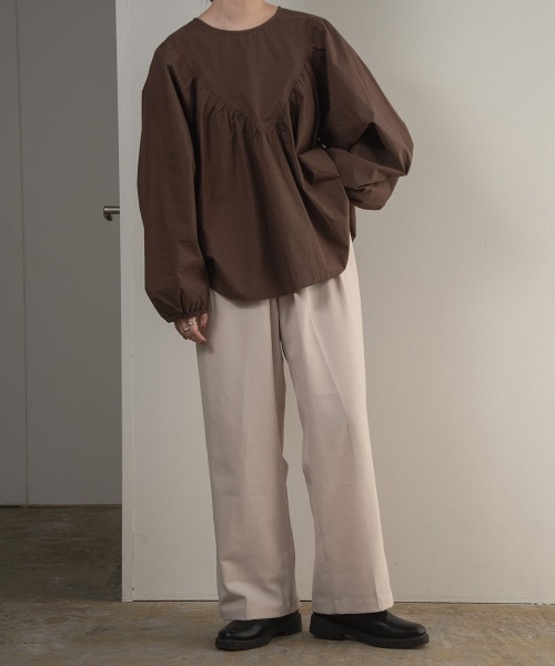 lawgy（ラウジー）の「triangle gather blouse（シャツ/ブラウス・レディース・ブラック/ホワイト/ブラウン・FREE）」の2枚目の写真
