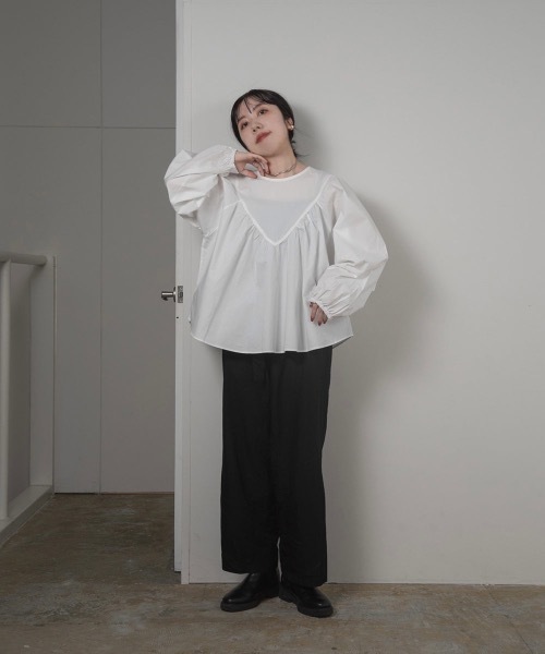 lawgy（ラウジー）の「triangle gather blouse（シャツ/ブラウス・レディース・ブラック/ホワイト/ブラウン・FREE）」の3枚目の写真