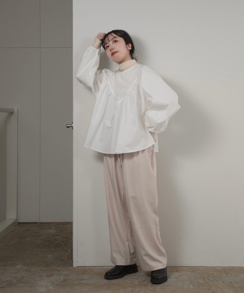 lawgy（ラウジー）の「triangle gather blouse（シャツ/ブラウス・レディース・ブラック/ホワイト/ブラウン・FREE）」の5枚目の写真