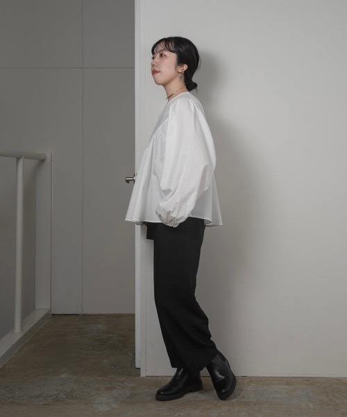lawgy（ラウジー）の「triangle gather blouse（シャツ/ブラウス・レディース・ブラック/ホワイト/ブラウン・FREE）」の4枚目の写真
