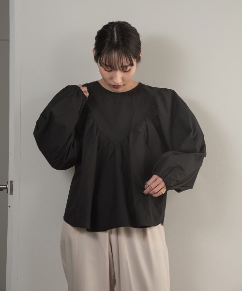 lawgy（ラウジー）の「triangle gather blouse（シャツ/ブラウス・レディース・ブラック/ホワイト/ブラウン・FREE）」の7枚目の写真