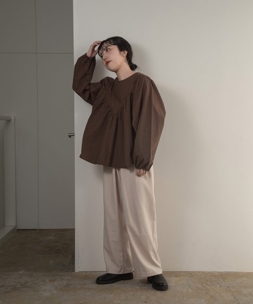lawgy（ラウジー）の「triangle gather blouse（シャツ/ブラウス・レディース・ブラック/ホワイト/ブラウン・FREE）」の15枚目の写真