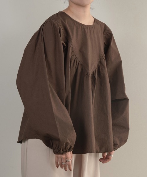 lawgy（ラウジー）の「triangle gather blouse（シャツ/ブラウス・レディース・ブラック/ホワイト/ブラウン・FREE）」の8枚目の写真