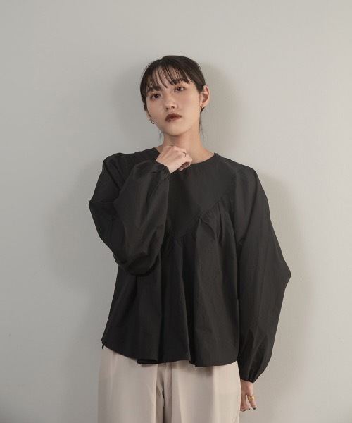 lawgy（ラウジー）の「triangle gather blouse（シャツ/ブラウス・レディース・ブラック/ホワイト/ブラウン・FREE）」の6枚目の写真