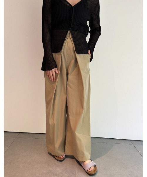 emmi(エミ)の「【emmi atelier】フロントタックワイドチノパンツ(チノパンツ・レディース・ベージュ・0/1)」の1枚目の写真