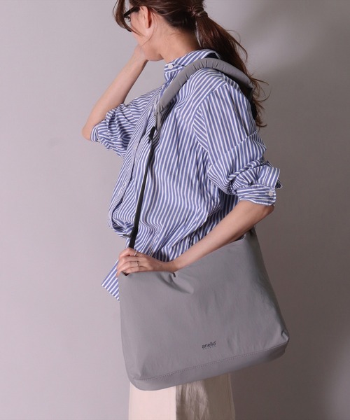 anello（アネロ）の「(LF)【anello】【極厚パッドかばん】ショルダーバッグ（ショルダーバッグ・レディース・グレイッシュベージュ/ブラック/グレー・ONE SIZE）」の2枚目の写真