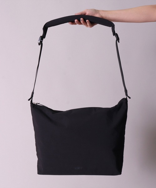 anello（アネロ）の「(LF)【anello】【極厚パッドかばん】ショルダーバッグ（ショルダーバッグ・レディース・グレイッシュベージュ/ブラック/グレー・ONE SIZE）」の7枚目の写真