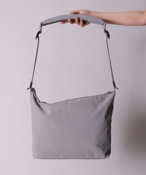 anello（アネロ）の「(LF)【anello】【極厚パッドかばん】ショルダーバッグ（ショルダーバッグ・レディース・グレイッシュベージュ/ブラック/グレー・ONE SIZE）」の12枚目の写真