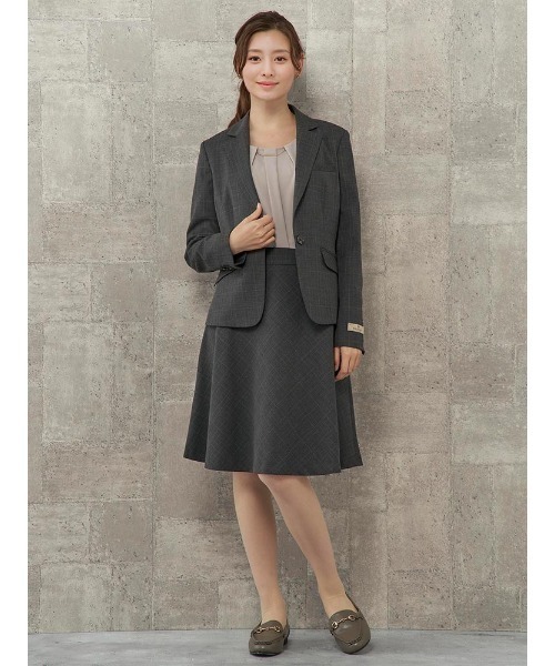 Perfect Suit FActory（パーフェクトスーツファクトリー）の「アクセチェーン付きブラウス　ホワイト/ベージュ/カーキ（シャツ/ブラウス・レディース・ベージュ/オフホワイト/カーキ・L/S/M）」の9枚目の写真
