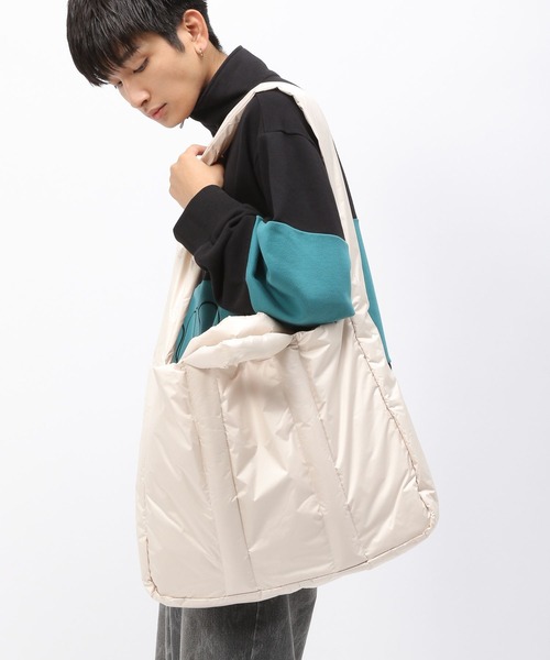 Anui（アニュイ）の「【UNISEX】クッションショルダートート（トートバッグ・レディース・ブラック/オフホワイト・FREE）」の3枚目の写真