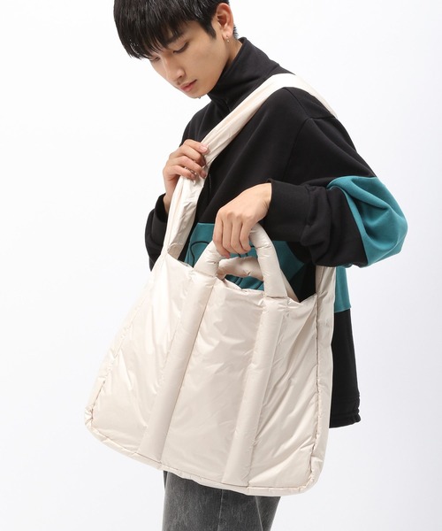 Anui（アニュイ）の「【UNISEX】クッションショルダートート（トートバッグ・レディース・ブラック/オフホワイト・FREE）」の4枚目の写真