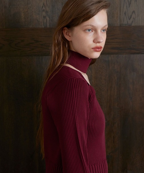 MIELI INVARIANT（ミエリインヴァリアント）の「Shoulder Hole Choker Knit（ニット/セーター・レディース・ブラック/バーガンディー・FREE）」の3枚目の写真