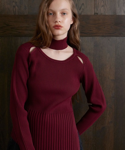MIELI INVARIANT（ミエリインヴァリアント）の「Shoulder Hole Choker Knit（ニット/セーター・レディース・ブラック/バーガンディー・FREE）」の4枚目の写真