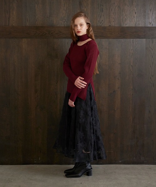 MIELI INVARIANT（ミエリインヴァリアント）の「Shoulder Hole Choker Knit（ニット/セーター・レディース・ブラック/バーガンディー・FREE）」の7枚目の写真