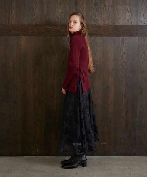 MIELI INVARIANT（ミエリインヴァリアント）の「Shoulder Hole Choker Knit（ニット/セーター・レディース・ブラック/バーガンディー・FREE）」の8枚目の写真