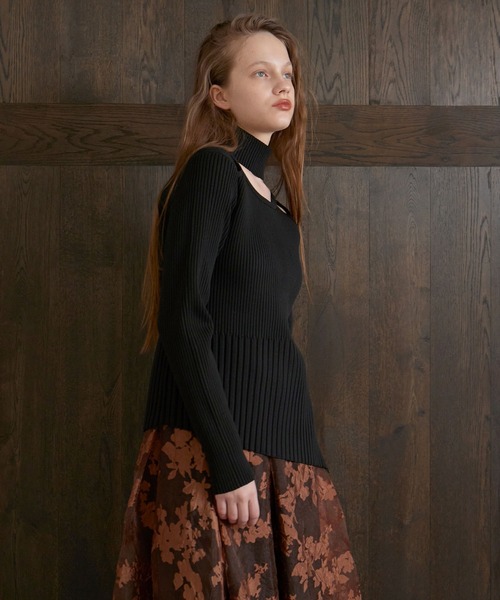 MIELI INVARIANT（ミエリインヴァリアント）の「Shoulder Hole Choker Knit（ニット/セーター・レディース・ブラック/バーガンディー・FREE）」の11枚目の写真