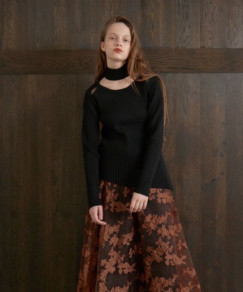 MIELI INVARIANT（ミエリインヴァリアント）の「Shoulder Hole Choker Knit（ニット/セーター・レディース・ブラック/バーガンディー・FREE）」の13枚目の写真