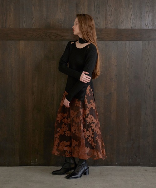 MIELI INVARIANT（ミエリインヴァリアント）の「Shoulder Hole Choker Knit（ニット/セーター・レディース・ブラック/バーガンディー・FREE）」の16枚目の写真