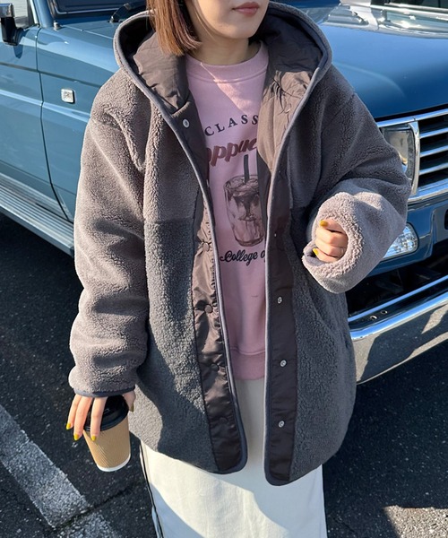 CRB(シーアールビー)の「ボア切替リバーシブルフードジャケット(ブルゾン・レディース・グリーン/オフホワイト/チャコール・F)」の1枚目の写真
