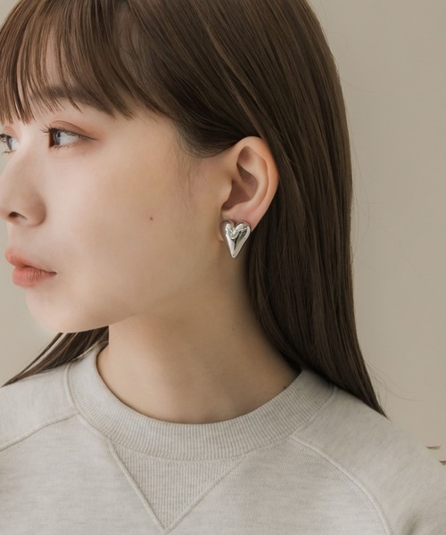 SMELLY(スメリー)の「メタルソリッドハートイヤリング(イヤリング・レディース・シルバー系その他・-)」の2枚目の写真