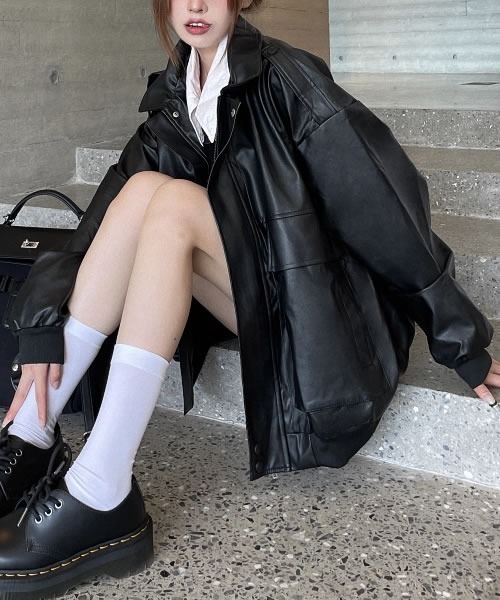 Pittok(ピットク)の「オーバーサイズフェイクレザーBIGポケットジャケット(その他アウター・レディース・ブラック/キャメル・MEDIUM)」の4枚目の写真