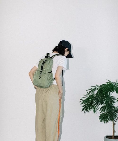 Beau're(ヴュレ)の「BEAURE ヴュレ ドロストポケット ナイロン 軽量 リュック(バックパック/リュック・レディース・アイボリー/ブラック/サックスブルー/ラベンダー/カーキ/キャメル/オレンジ/グレー・FREE)」の12枚目の写真