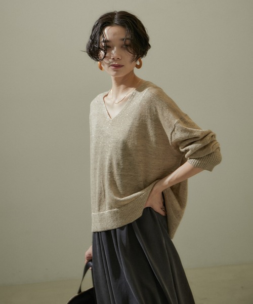 SALON adam et rope'（サロン アダム エ ロペ）の「スパークルリネンラメVネックプルオーバー（ニット/セーター・レディース・グレー系その他/ホワイト系その他/ベージュ系その他・FREE）」の3枚目の写真