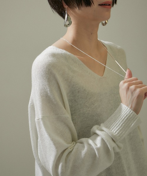 SALON adam et rope'（サロン アダム エ ロペ）の「スパークルリネンラメVネックプルオーバー（ニット/セーター・レディース・グレー系その他/ホワイト系その他/ベージュ系その他・FREE）」の12枚目の写真
