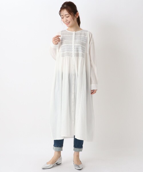 one'sterrace(ワンズテラス)の「スモッキング刺繍ワンピース(ワンピース・レディース・アイボリー系8/グリーン系その他6/ブルー系その他7・02)」の2枚目の写真