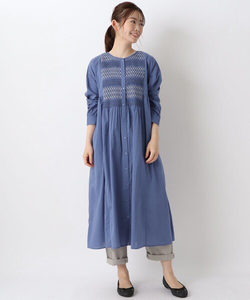 one'sterrace(ワンズテラス)の「スモッキング刺繍ワンピース(ワンピース・レディース・アイボリー系8/グリーン系その他6/ブルー系その他7・02)」の3枚目の写真