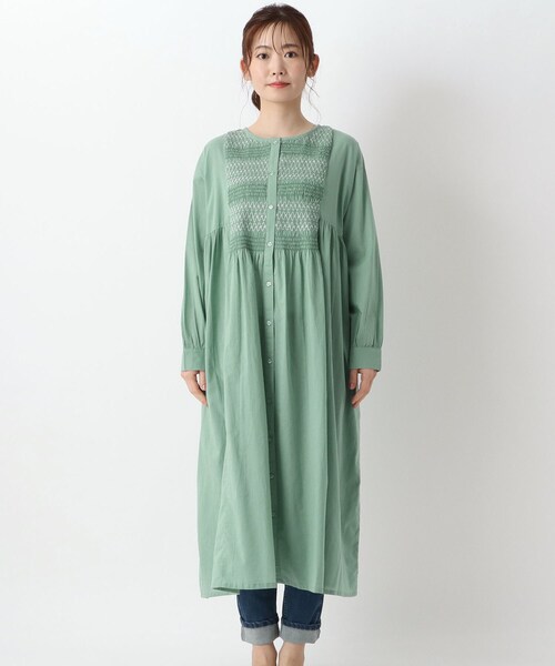 one'sterrace(ワンズテラス)の「スモッキング刺繍ワンピース(ワンピース・レディース・アイボリー系8/グリーン系その他6/ブルー系その他7・02)」の4枚目の写真
