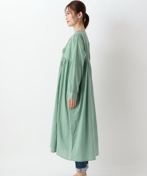 one'sterrace(ワンズテラス)の「スモッキング刺繍ワンピース(ワンピース・レディース・アイボリー系8/グリーン系その他6/ブルー系その他7・02)」の5枚目の写真