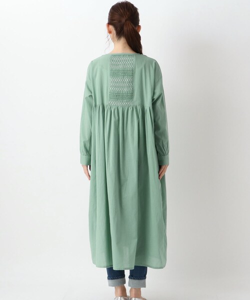 one'sterrace(ワンズテラス)の「スモッキング刺繍ワンピース(ワンピース・レディース・アイボリー系8/グリーン系その他6/ブルー系その他7・02)」の6枚目の写真
