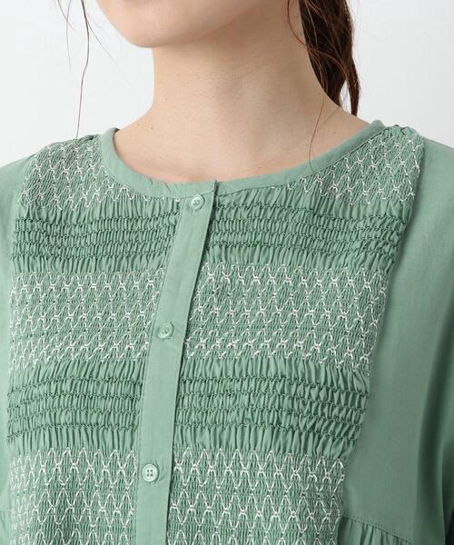 one'sterrace(ワンズテラス)の「スモッキング刺繍ワンピース(ワンピース・レディース・アイボリー系8/グリーン系その他6/ブルー系その他7・02)」の7枚目の写真