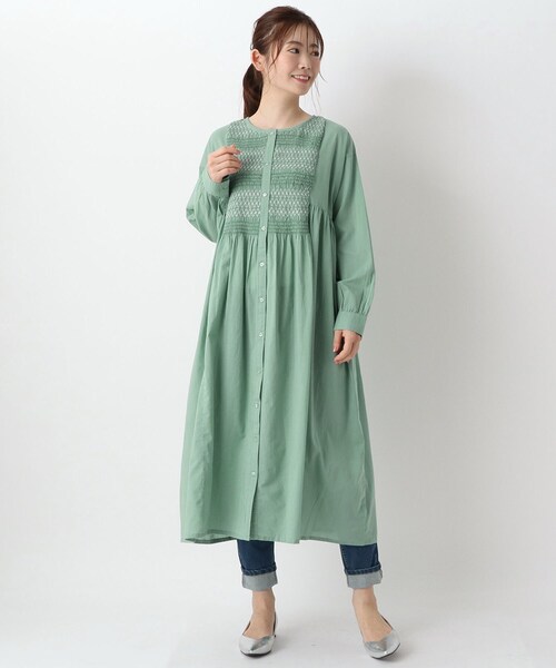 one'sterrace(ワンズテラス)の「スモッキング刺繍ワンピース(ワンピース・レディース・アイボリー系8/グリーン系その他6/ブルー系その他7・02)」の16枚目の写真