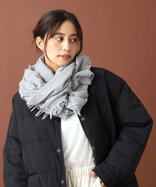 DRESSTERIOR（ドレステリア）の「ASAUCE MELER（アソースメレ）ファインラムエアリーソリッドストール（ストール/ショール・レディース・ブラック/グレー/ブラウン系/ベージュ・00）」の15枚目の写真
