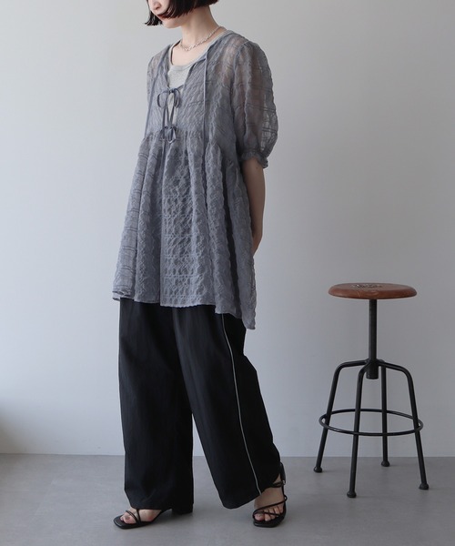 earth music&ecology（アースミュージックアンドエコロジー）の「シアーパフチュニック（チュニック・レディース・アイボリー/グレー/ピンク・FREE）」の11枚目の写真