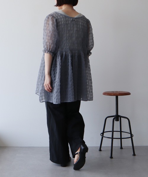 earth music&ecology（アースミュージックアンドエコロジー）の「シアーパフチュニック（チュニック・レディース・アイボリー/グレー/ピンク・FREE）」の12枚目の写真